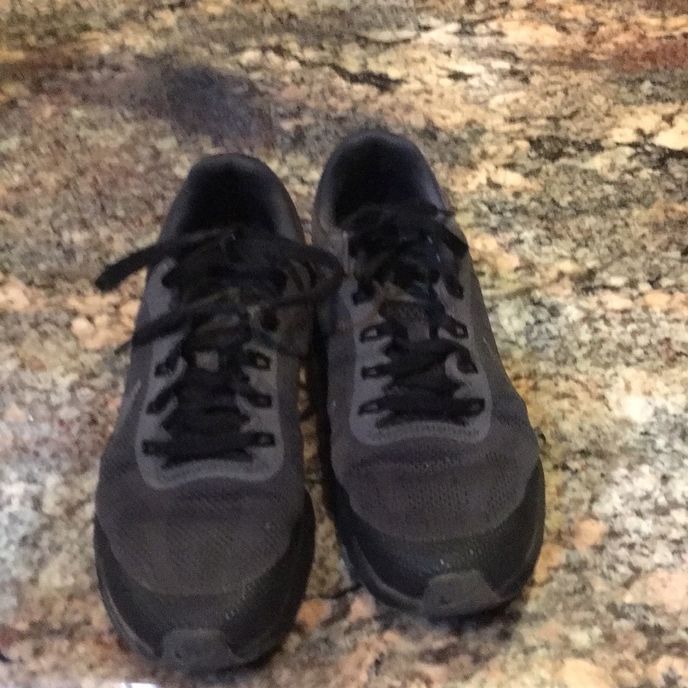 Boys Nike Dynasty 2 sneakers.